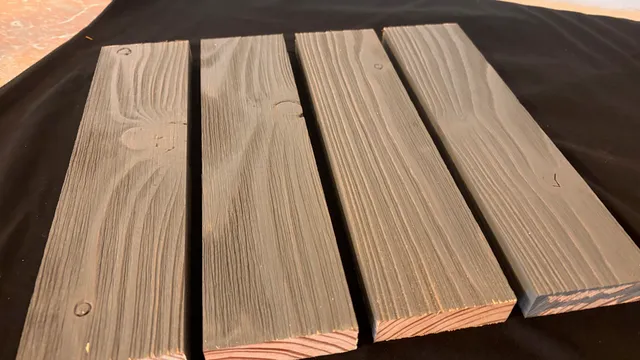 Mélèze de Pays Ajouré&nbsp;: Rectangle 20 x 70 mm Gris Clair + Brossé