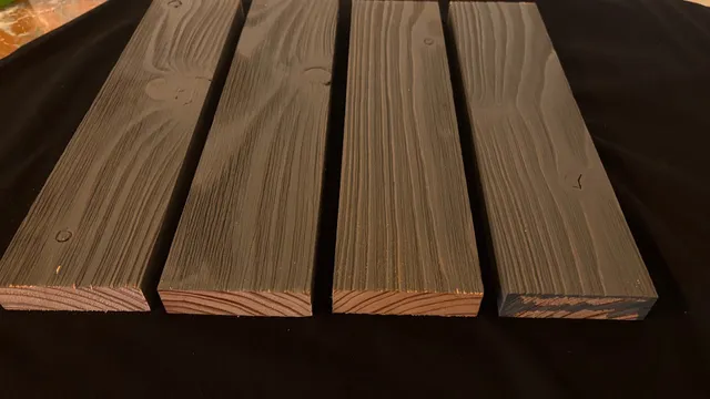 Mélèze de Pays Ajouré&nbsp;: Rectangle 20 x 70 mm Gris Foncé + Brossé