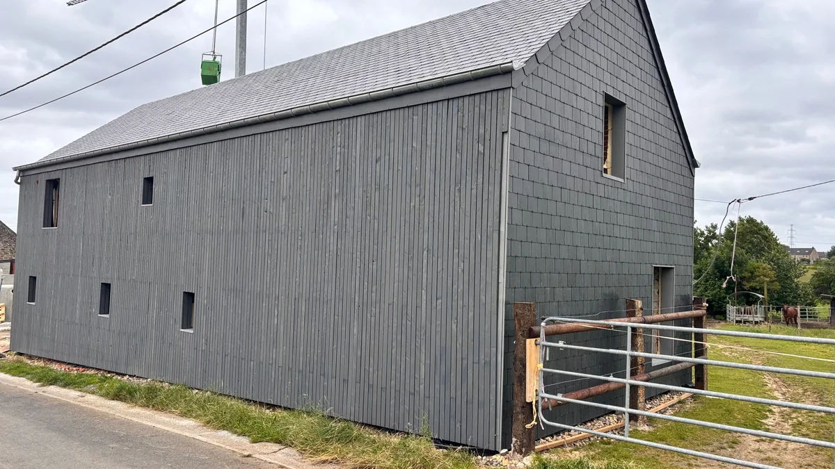 Ferme rénovée avec notre bardage en Mélèze de Pays traité par saturateur en gris foncé Quartz.