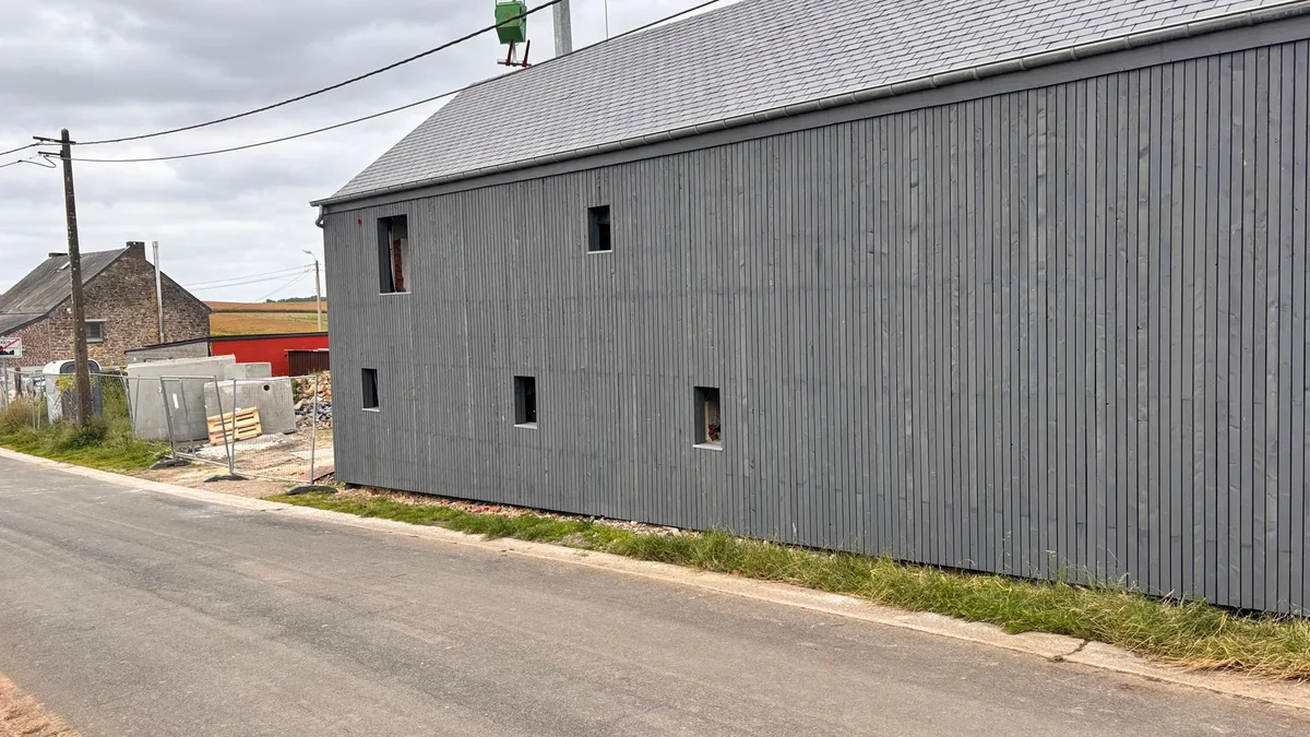 Ferme rénovée avec notre bardage en Mélèze de Pays traité par saturateur en gris foncé Quartz.