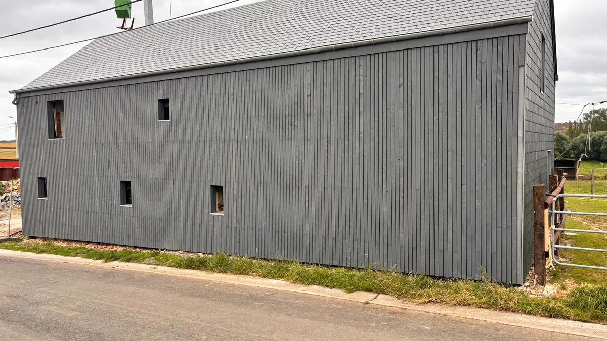 Ferme rénovée avec notre bardage en Mélèze de Pays traité par saturateur en gris foncé Quartz.