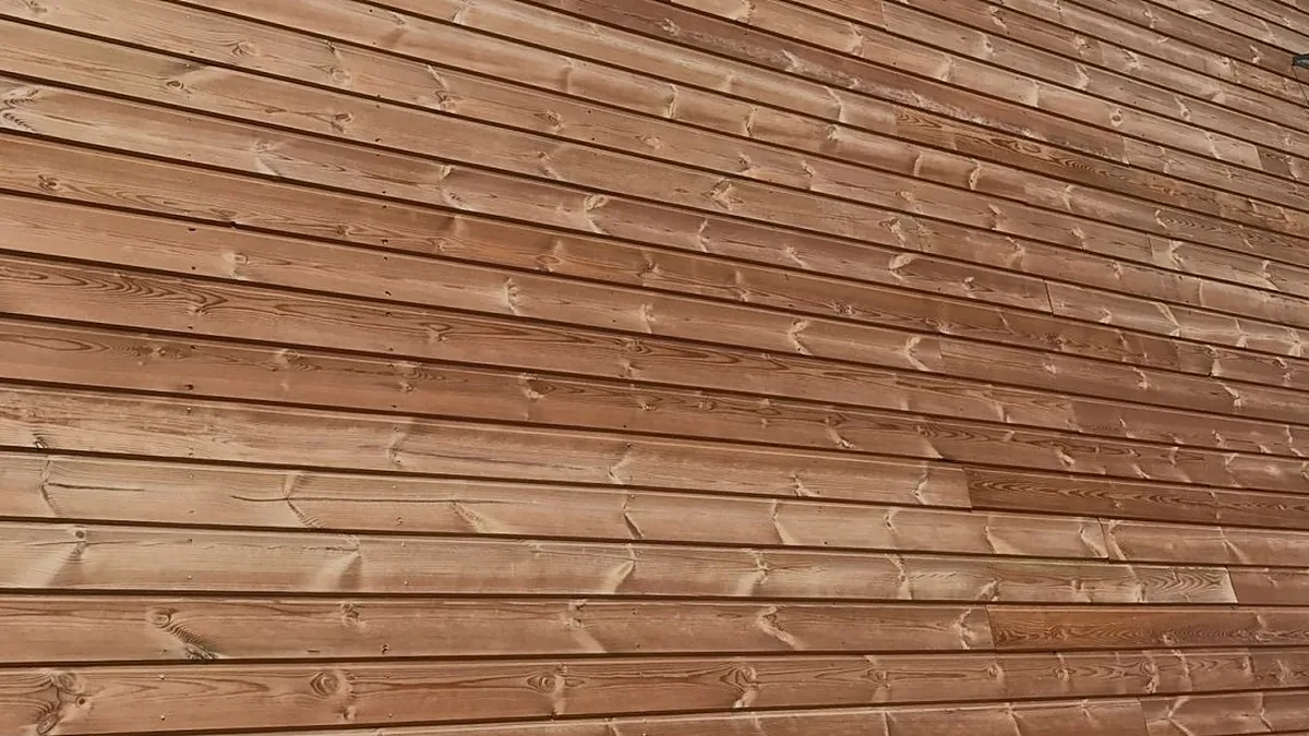 Façade en bardage rainure-languette traité marron