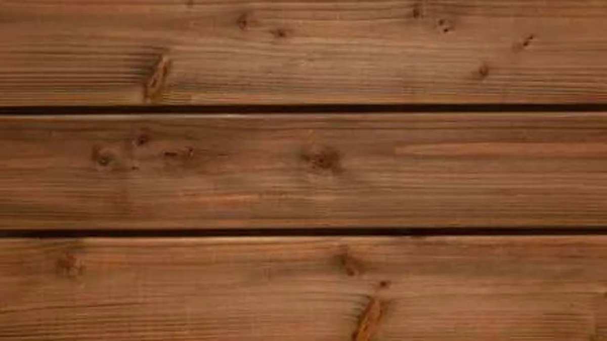 Gros plan sur des planches traitées marron