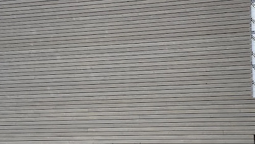 Bardage mélèze de Pays parallelo trapèze pré-grisé, pose horizontale