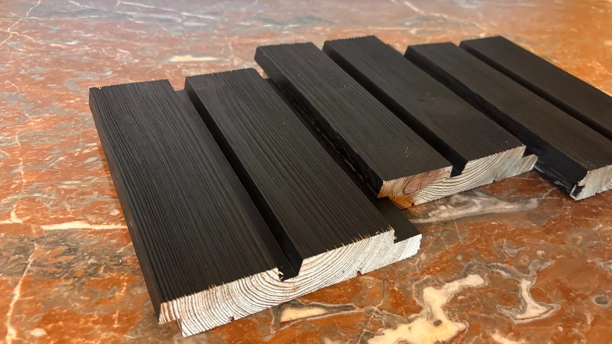 Lames noires et brossées vues en biais, emboîtement visible