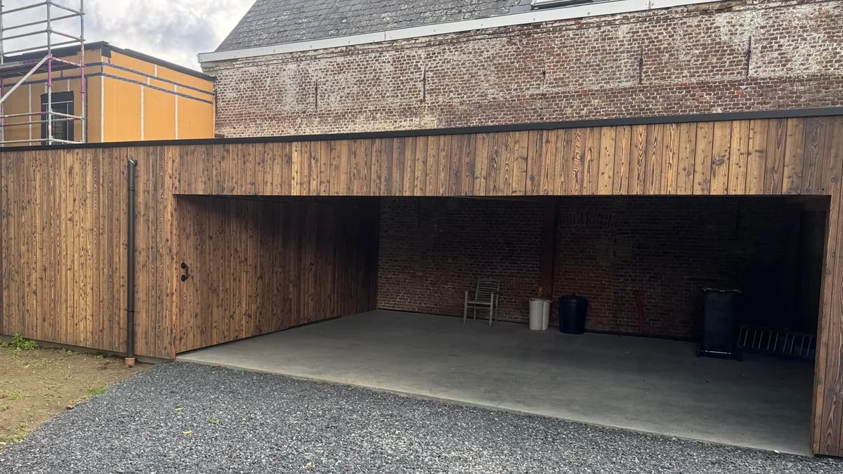 Carport habillé de planches brûlées et brossées, pose verticale