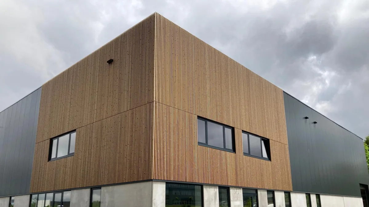Bâtiment habillé de tasseaux verticaux en bois