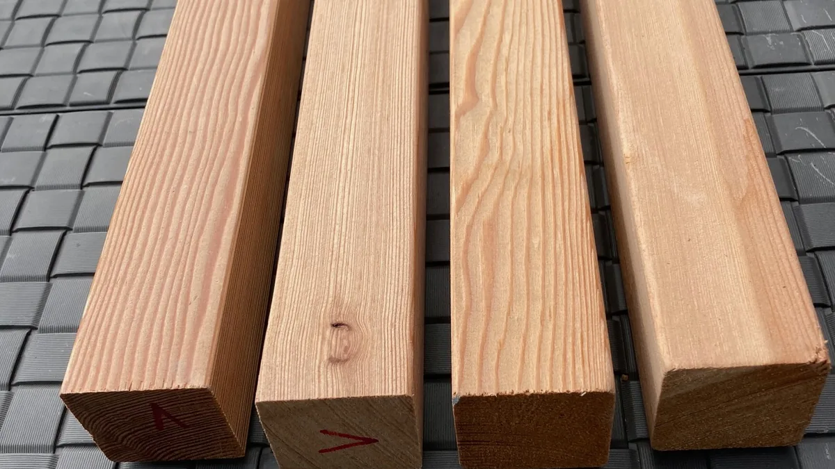 Quatre tasseaux carrés en pin thermo-chauffé