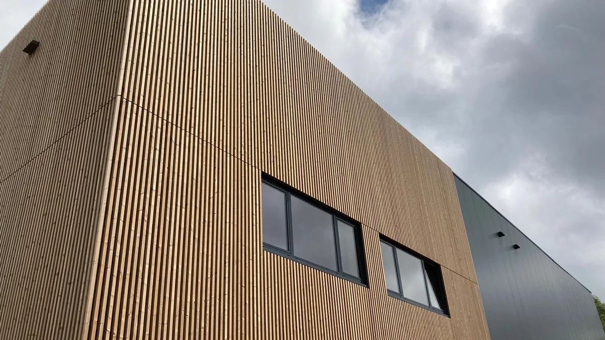 Angle de la façade en tasseaux verticaux