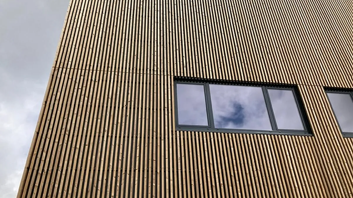 Tasseaux verticaux autour d'une rangée de fenêtres