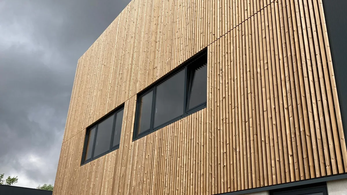 Façade en tasseaux, fenêtres en bandeau