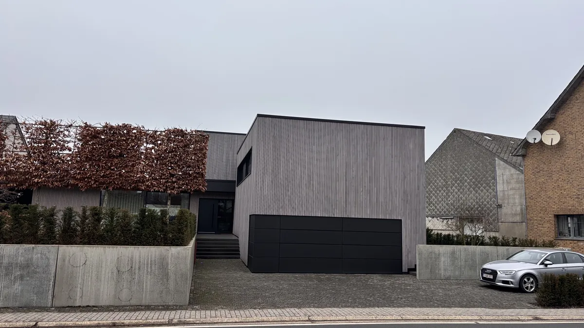 Maison contemporaine — bardage mélèze pré-grisé et volume enduit, sous trois angles.