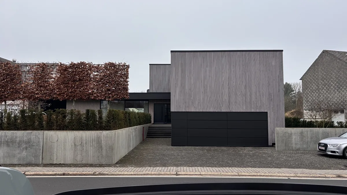 Maison contemporaine — bardage mélèze pré-grisé et volume enduit, sous trois angles.