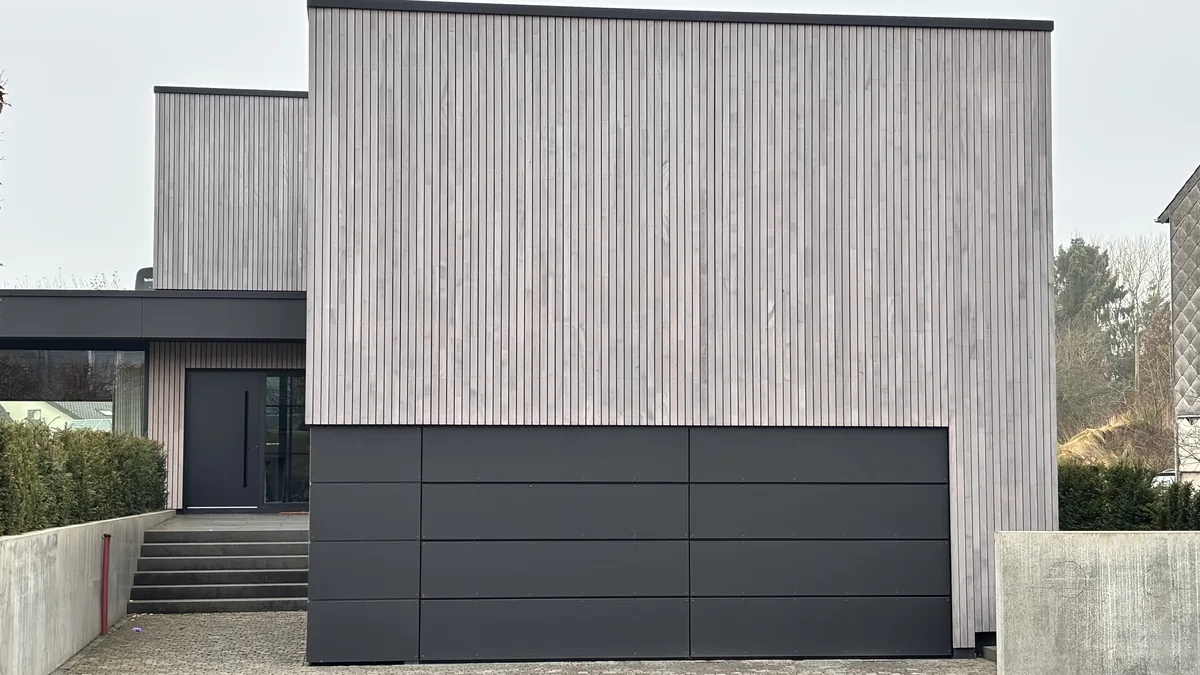 Maison contemporaine — bardage mélèze pré-grisé et volume enduit, sous trois angles.